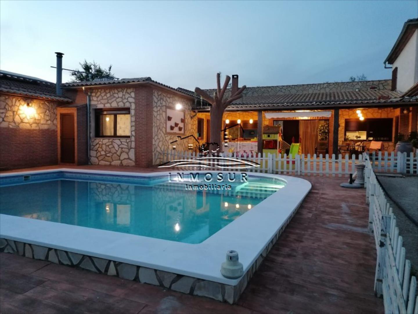 Chalet en zona la Torca. Cuenta con una superficie de parcela de 1050 m2. y una vivienda en tres plantas. La planta baja