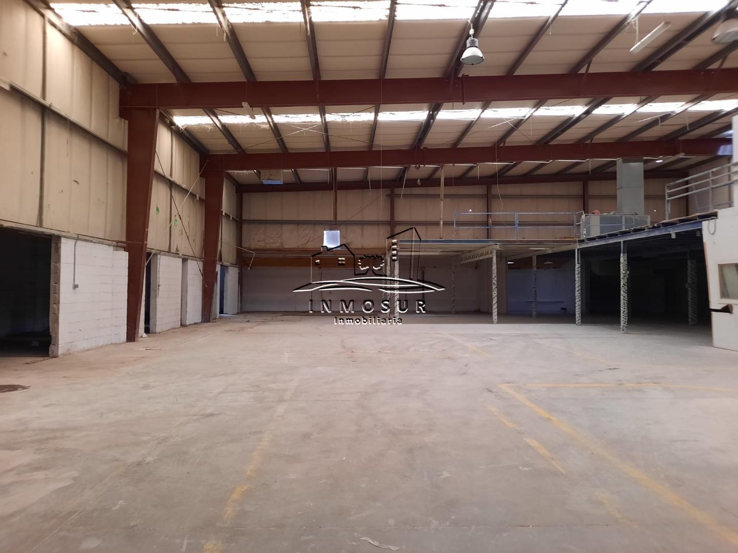 Nave en zona Ctra. Cabra con una superficie de 1300 m2., distribuidos en una planta baja de 1.000 m2. y una entreplanta