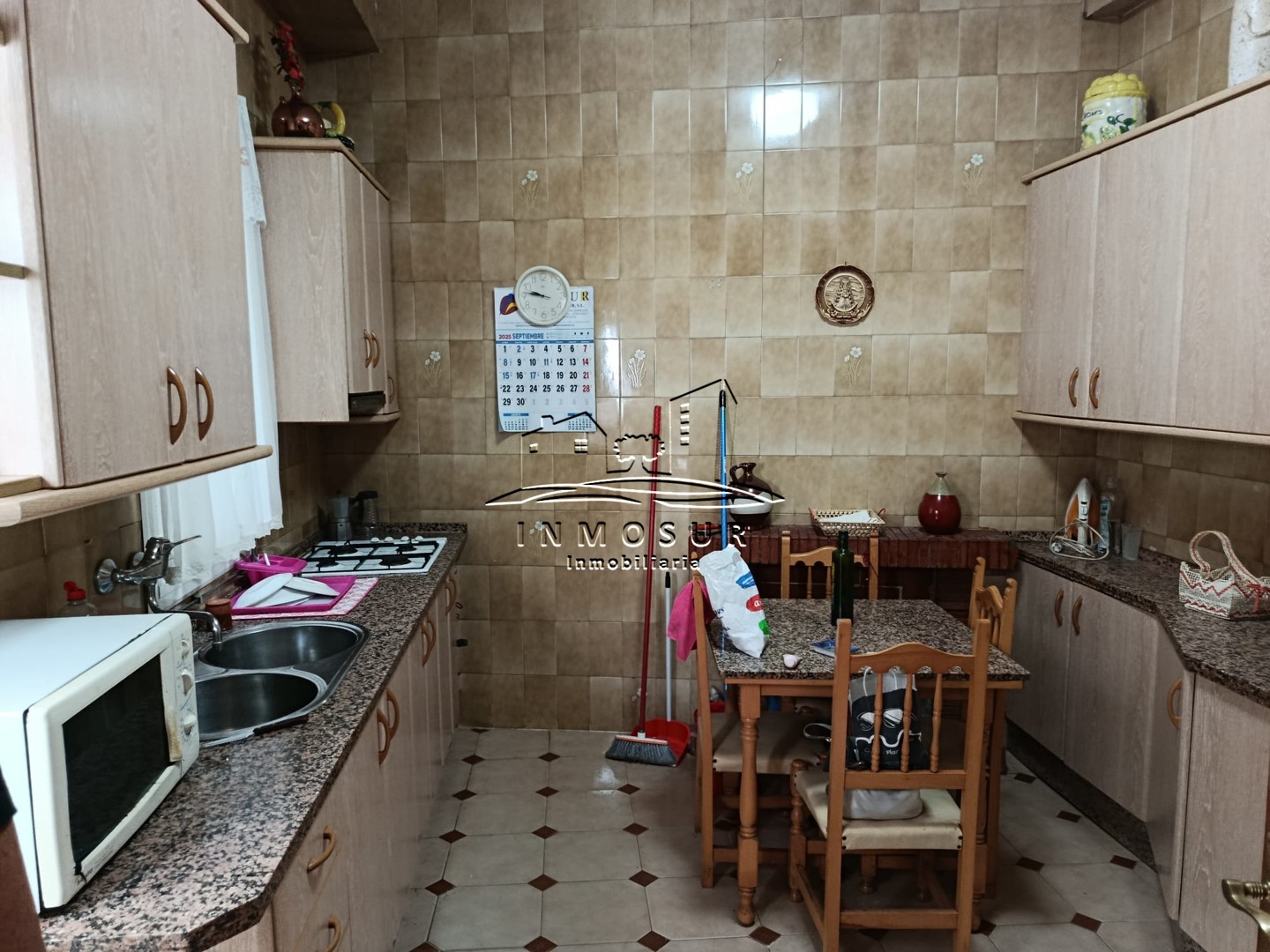Casa en zona centro. Cuenta en planta baja con entrada, salón-comedor, cocina, dos dormitorios, aseo, cuarto de baño, la