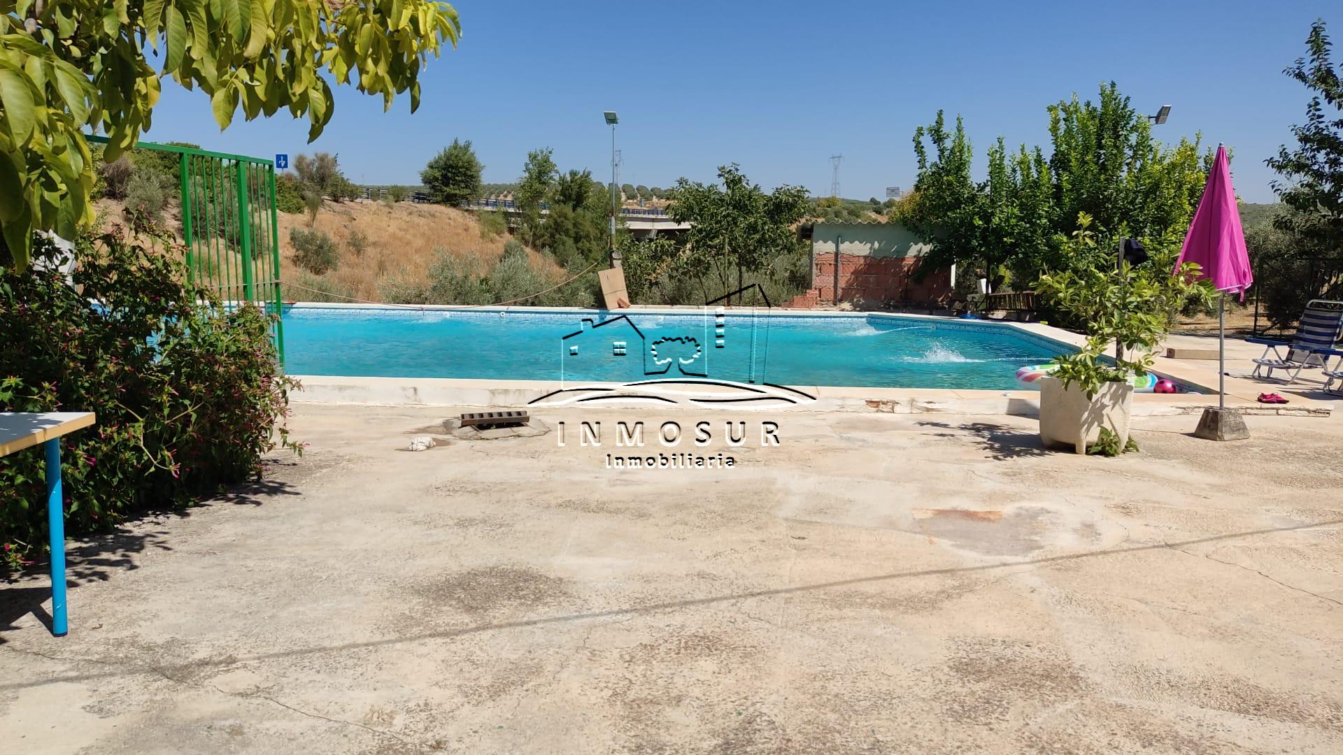 Finca rústica con casa de campo. Cuenta con una superficie de 51.000 m2 y una vivienda de 402 m2. construidos.