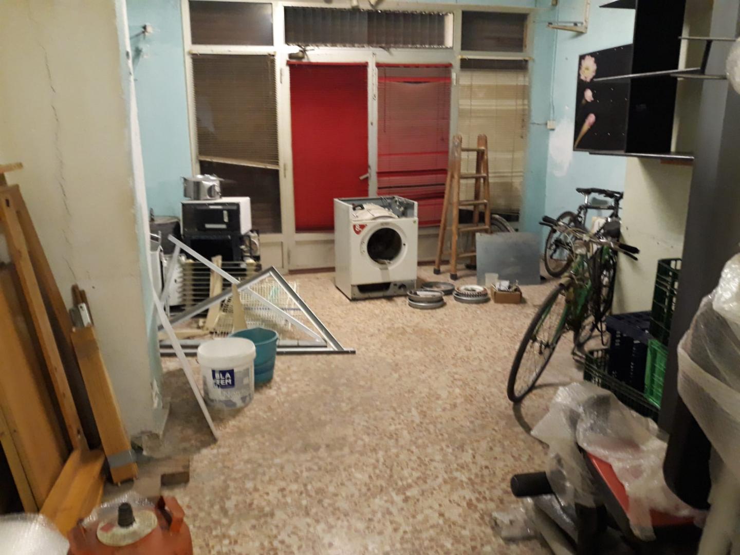 Local comercial en venta en la Zona de El Mercado de Manises. Con una superficie de 75 m² a pie de calle, este espacio o