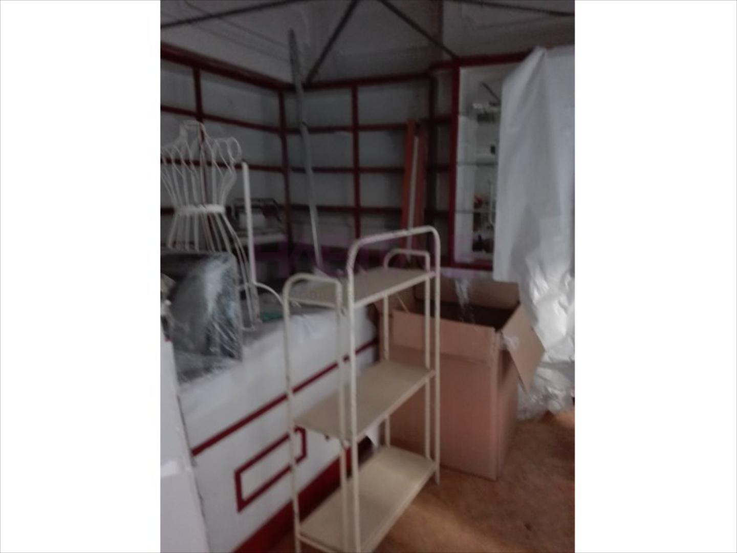 Local en venta en Sestao, zona de paso, 60m2, aseo, trastienda, almacén y escaparate.Necesita reforma.
#ref:48-4-5432