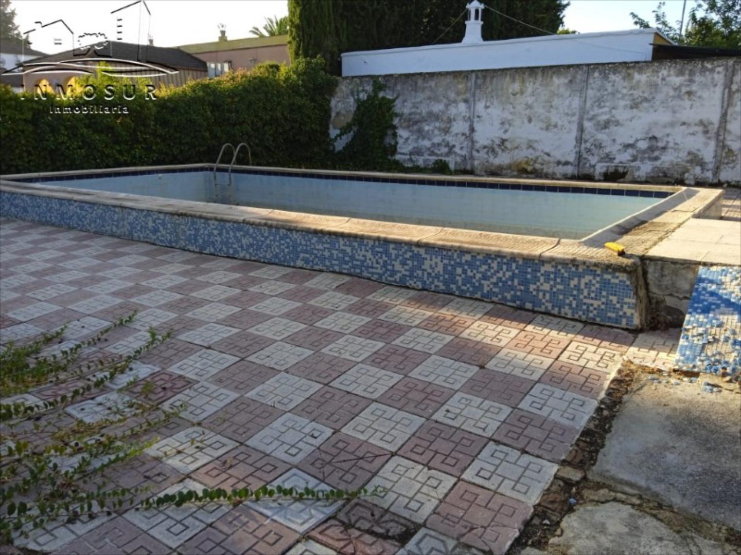 Chalet en zona Campo de Aras. Cuenta con una superficie de parcela de 1000 m2 y una vivienda en una planta con salón-com