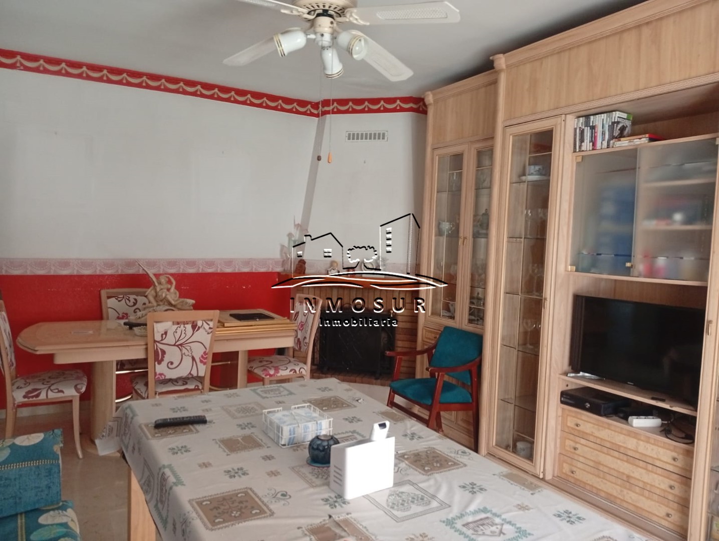 Casa en zona Llano de las Tinajerías. La planta baja de la vivienda cuenta con recibidor, salón-comedor, cocina, aseo y
