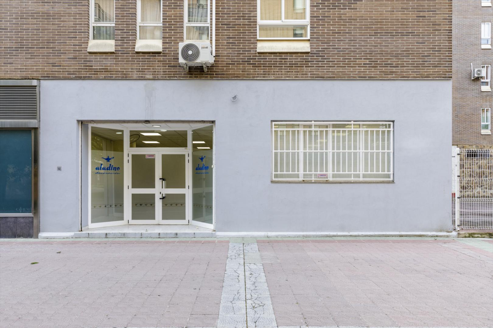 ¡Oportunidad única en Concepción Saiz de Otero! Este local comercial de 122 metros cuadrados construidos es ideal para e