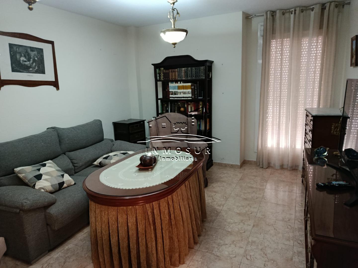 Piso en planta baja en zona calle San Pedro. Cuenta con recibidor, salón-comedor, cocina amueblada, cuarto de baño, dos