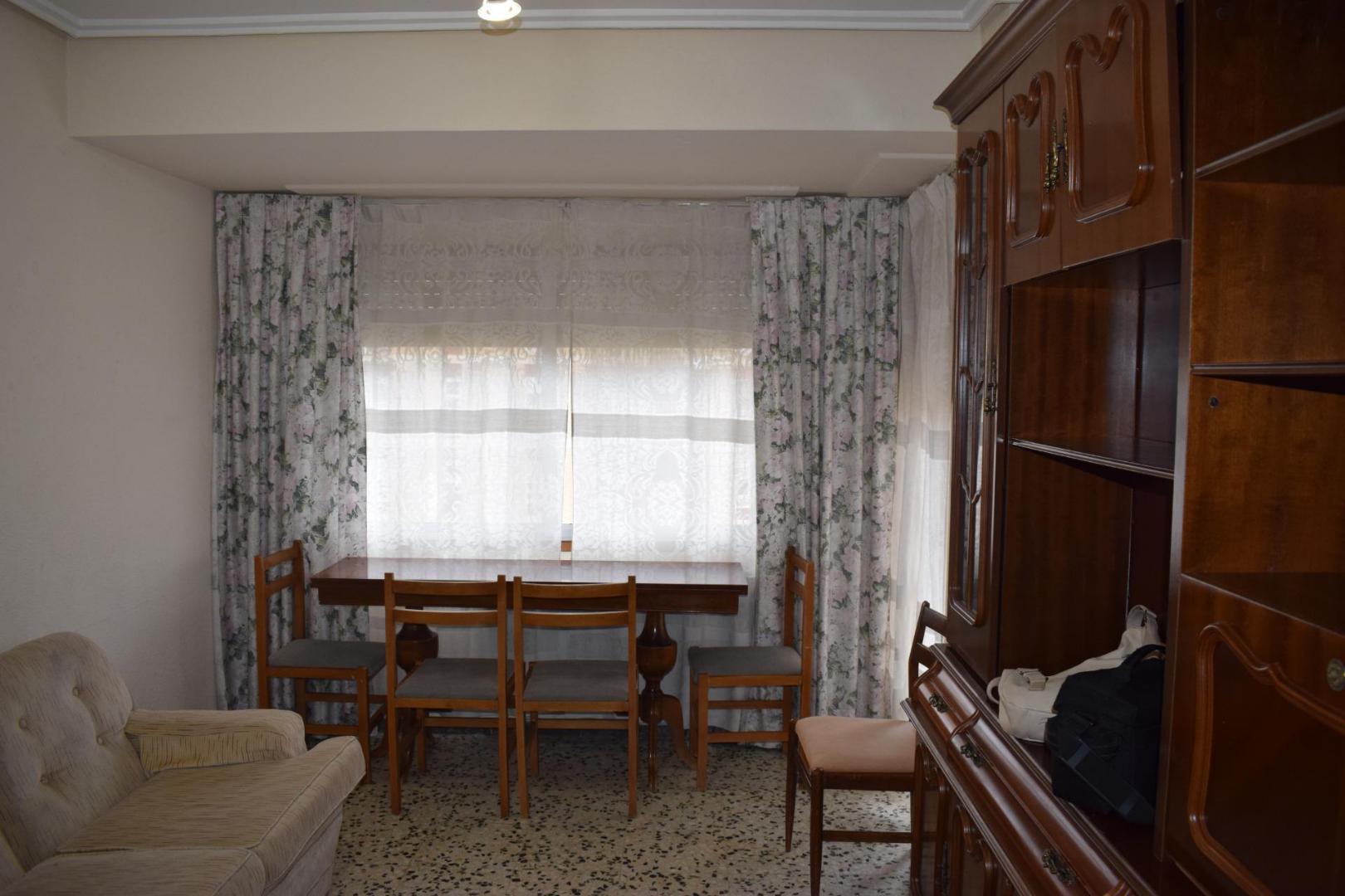 CONTACTO POR EMAIL~Descubre este magnífico piso disponible para alquiler, ubicado en la codiciada zona de Romareda. Situ