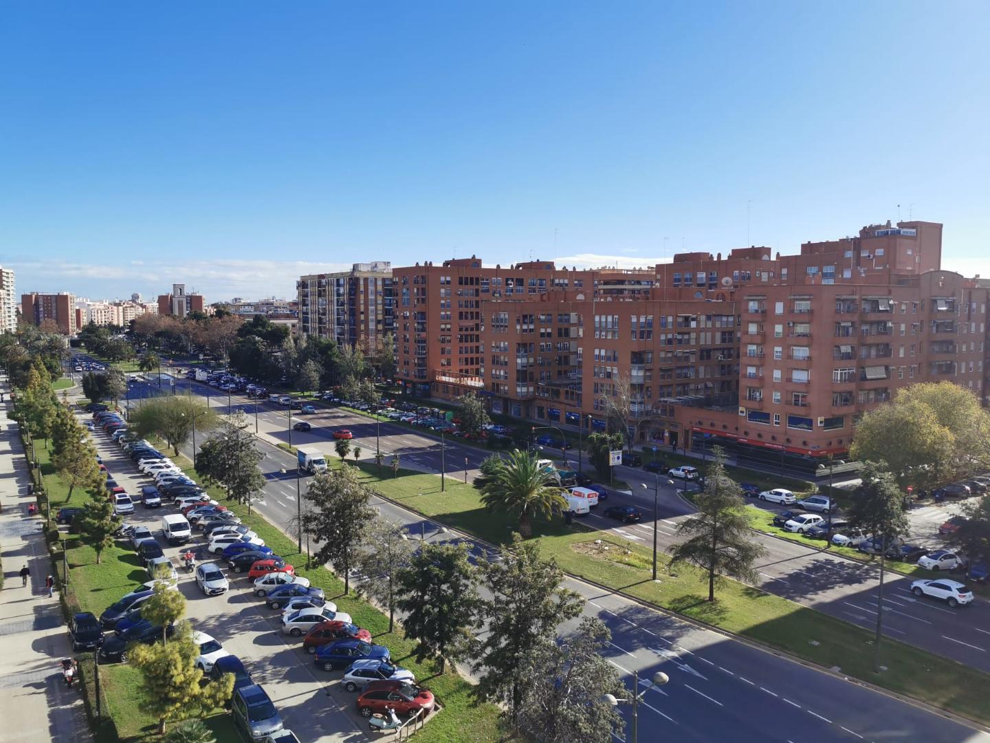 Piso de 4 habitaciones y 2 baños para reformar, muy luminoso, vistas despejadas a Av. Cid, todo exterior, balcón, ascens