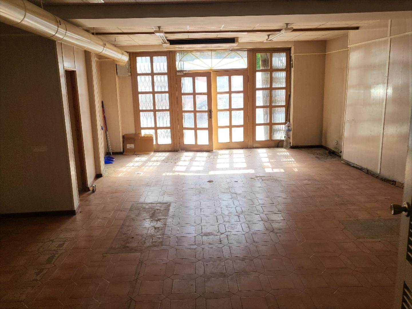Elda: local de 85 m2, entrada con escaparate, almacén, aseo, ... Cuenta con los suministros de agua y luz. Zona cercana