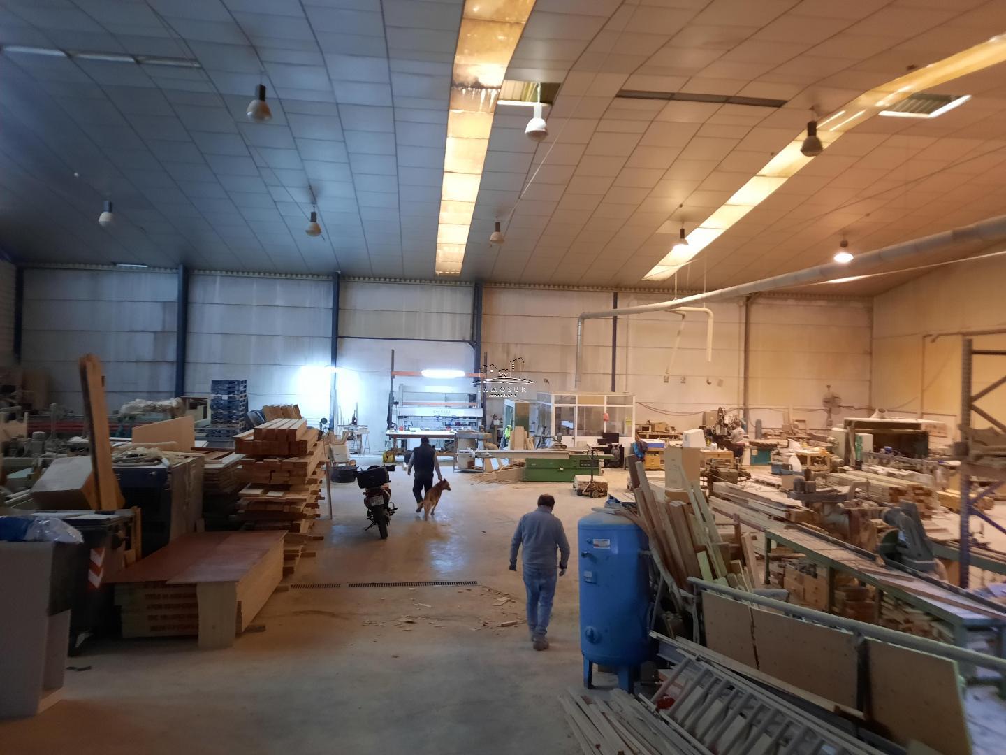 Nave industrial con fachada a Carretera de Málaga con muy buena ubicación y visibilidad. Dispone de una parcela de 2.455