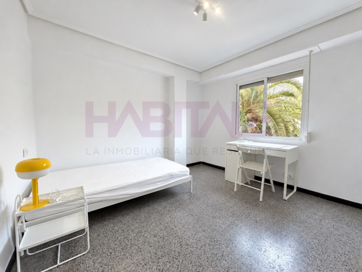 Se alquilan habitaciones en amplio y luminoso piso compartido, situado en Avenida Blasco Ibáñez, en una ubicación excele