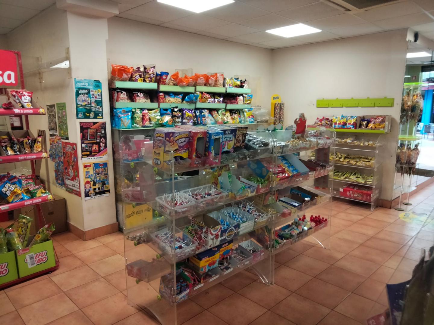 Local a pie de calle en Sestao, zona con mucho transito de gente, 83m2, escaparate, almacén, aseo y pequeño despacho.
Ac