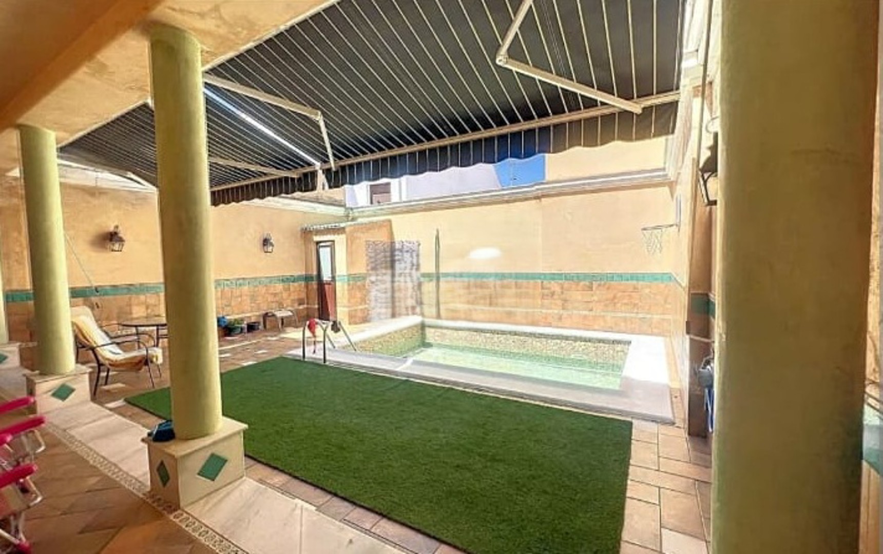 Espectacular casa en zona de la Calzada de Lucena. Cuenta con una superficie de solar de 226 m2. y una superficie constr