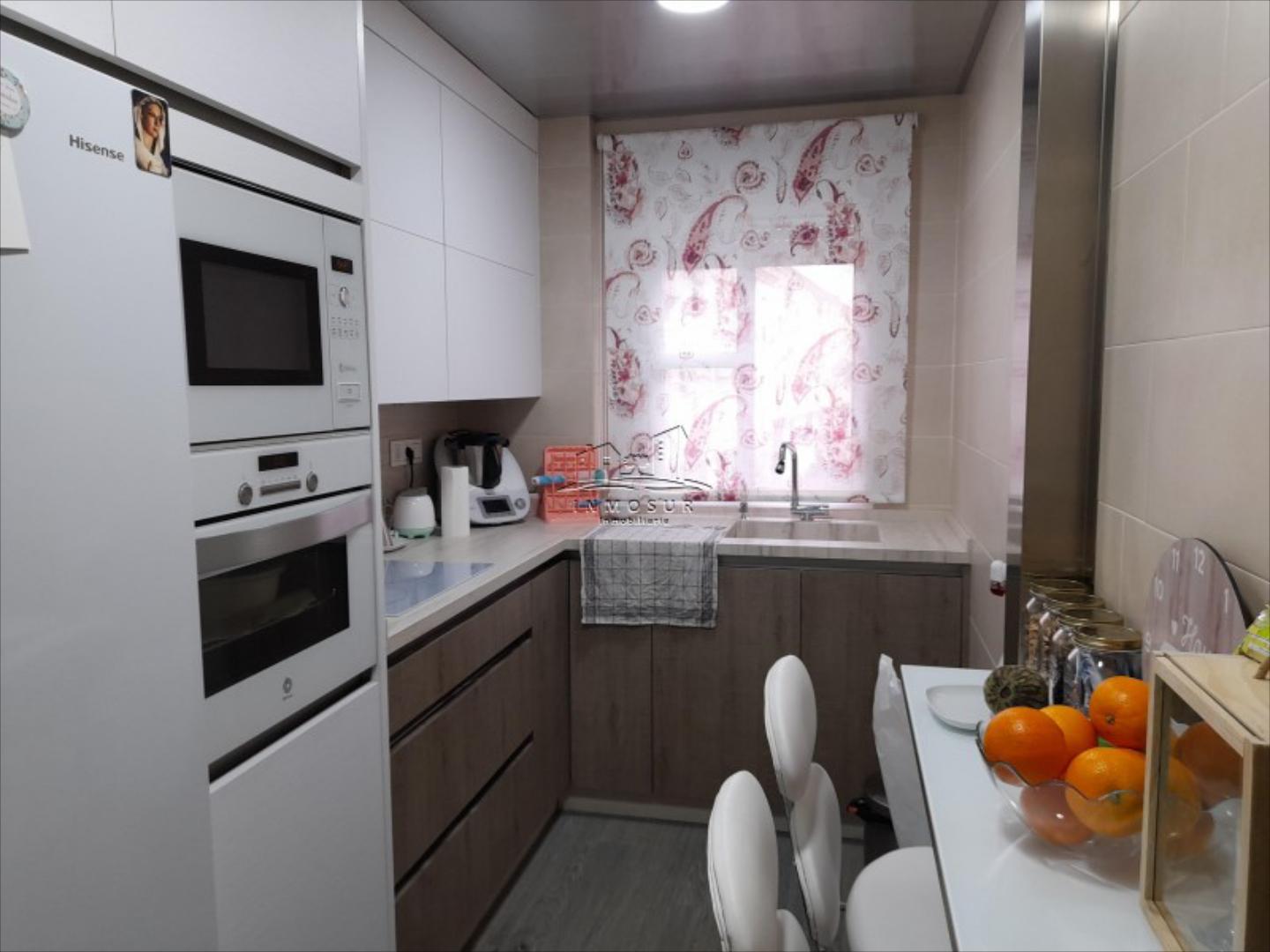 Piso en zona la Estrella. Cuenta con recibidor, salón-comedor, cocina amueblada, aseo, cuarto de baño, tres dormitorios