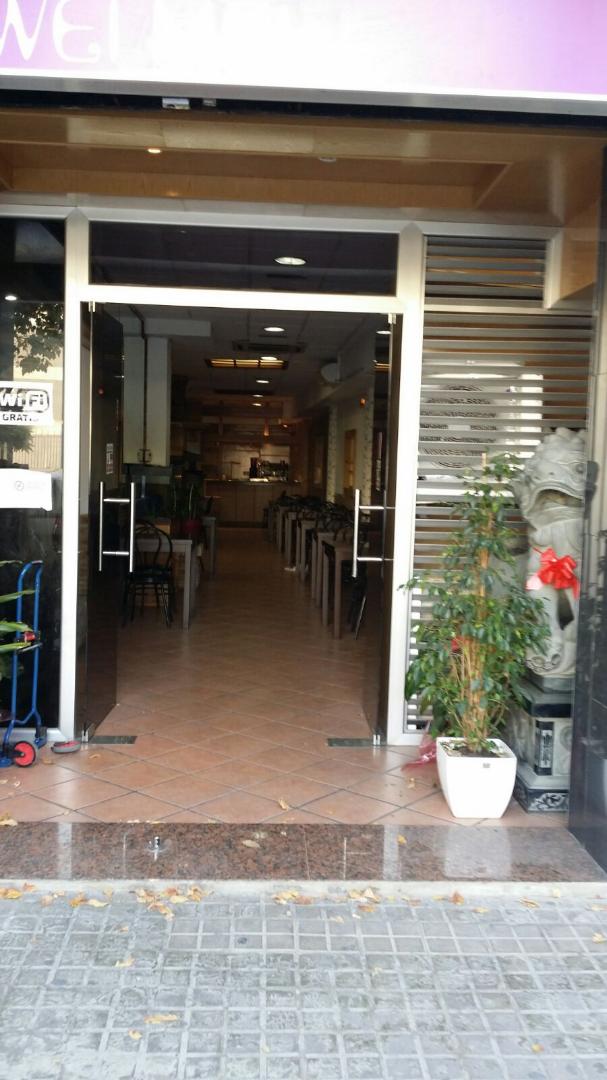 Ubicado junto universidad Politécnica y Av.Tarongers se vende el local con la licencia definitiva de actividad de restau