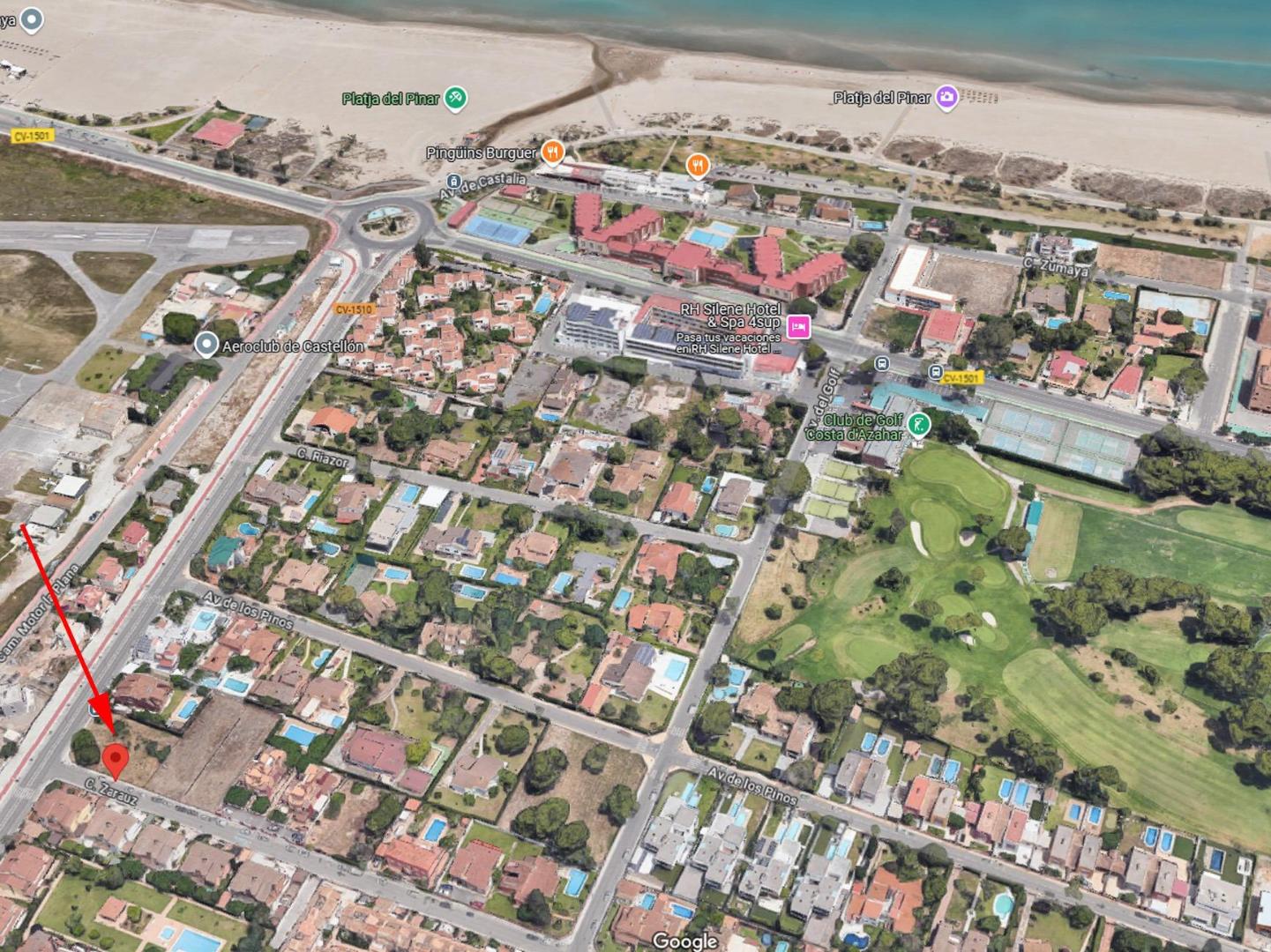 Se vende solar urbano de 975 m2 junto a la Playa del Pinar. Solar esquinero, cuadrado, con muchos metros de fachada. Tot