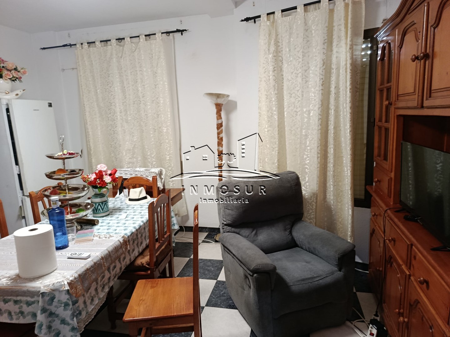 Piso en zona Coso. Cuenta con recibidor, salón-comedor, cocina amueblada, cuarto de baño, tres dormitorios, dos patios y
