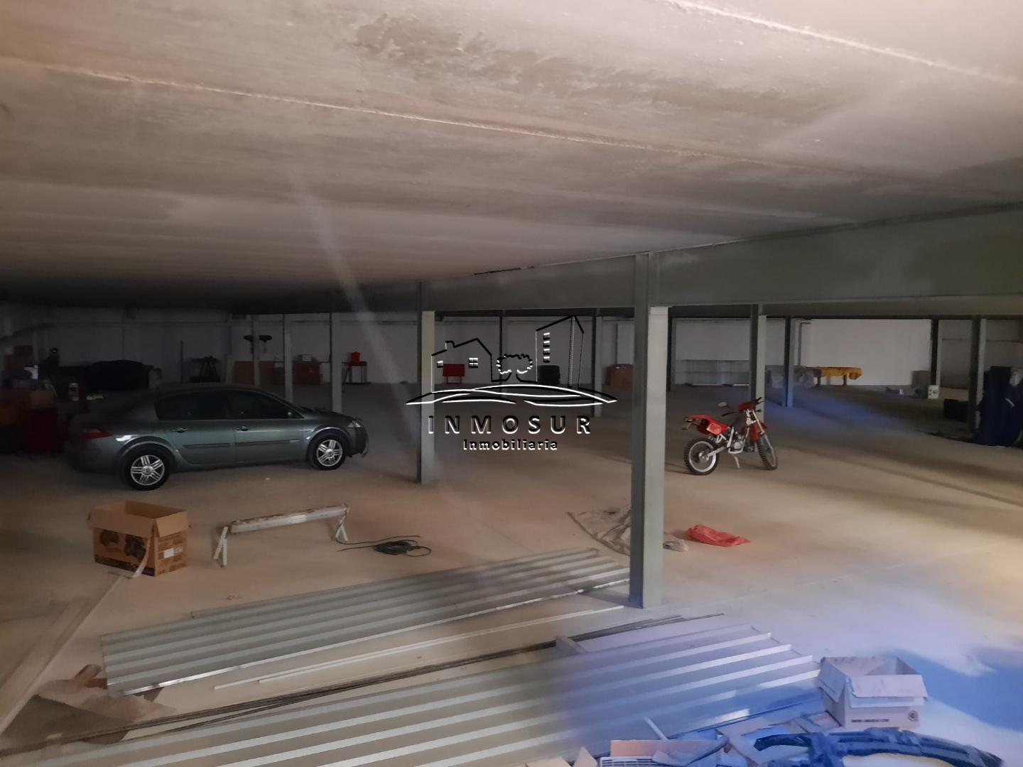 Nave-exposición en el Polígono empresarial Príncipe Felipe. Cuenta con una superficie de parcela de 2.861 m2. y una supe