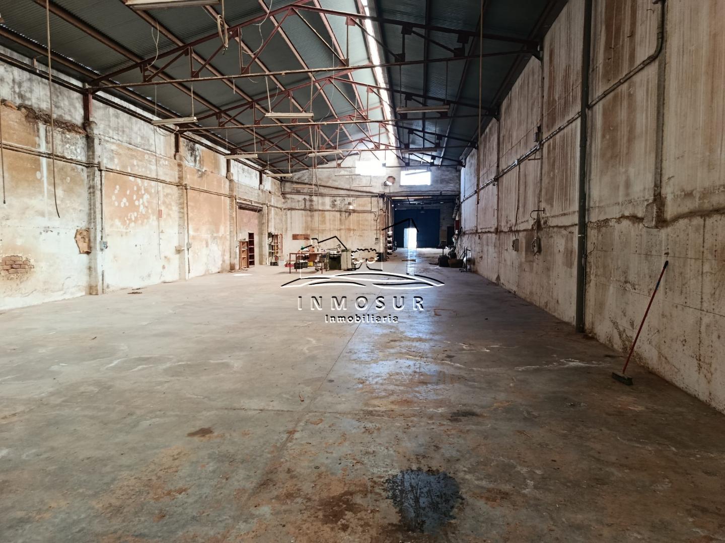 Nave en zona Camino de las Fontanillas. Cuenta con una superficie de parcela de 747 m2. y una superficie construida de 6