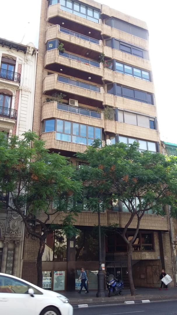 Local en pleno centro de Valencia con una superficie de 286 m2, en la planta semisótano de un edificio de once plantas a