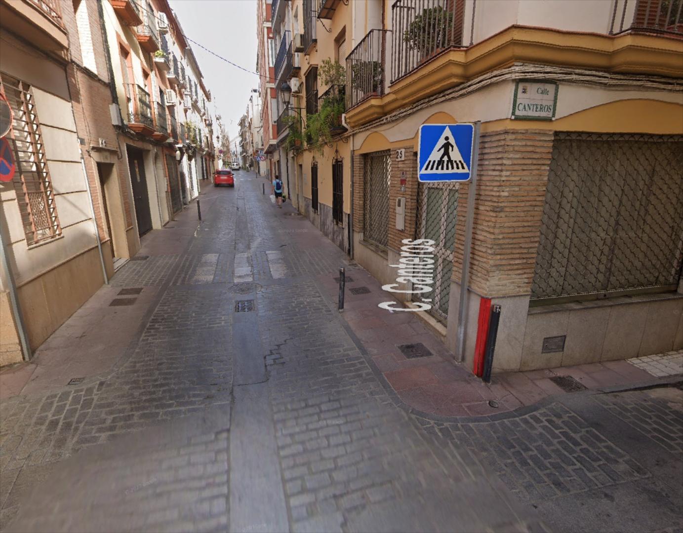 Local comercial en zona Cabrillana. Dispone de una superficie de 107 m2. y cuenta con escaparate a dos calles. En esquin