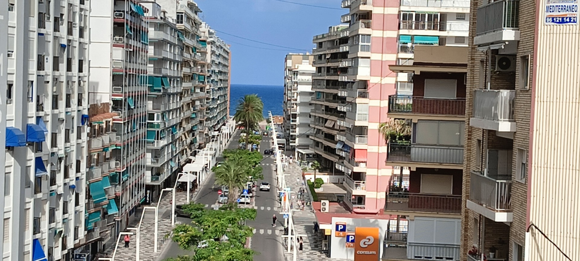 Se alquila piso en playa de San Antonio, 3 habitaciones, 1 baño, al lado Consum, a estrenar,
equipado con vajilla, le