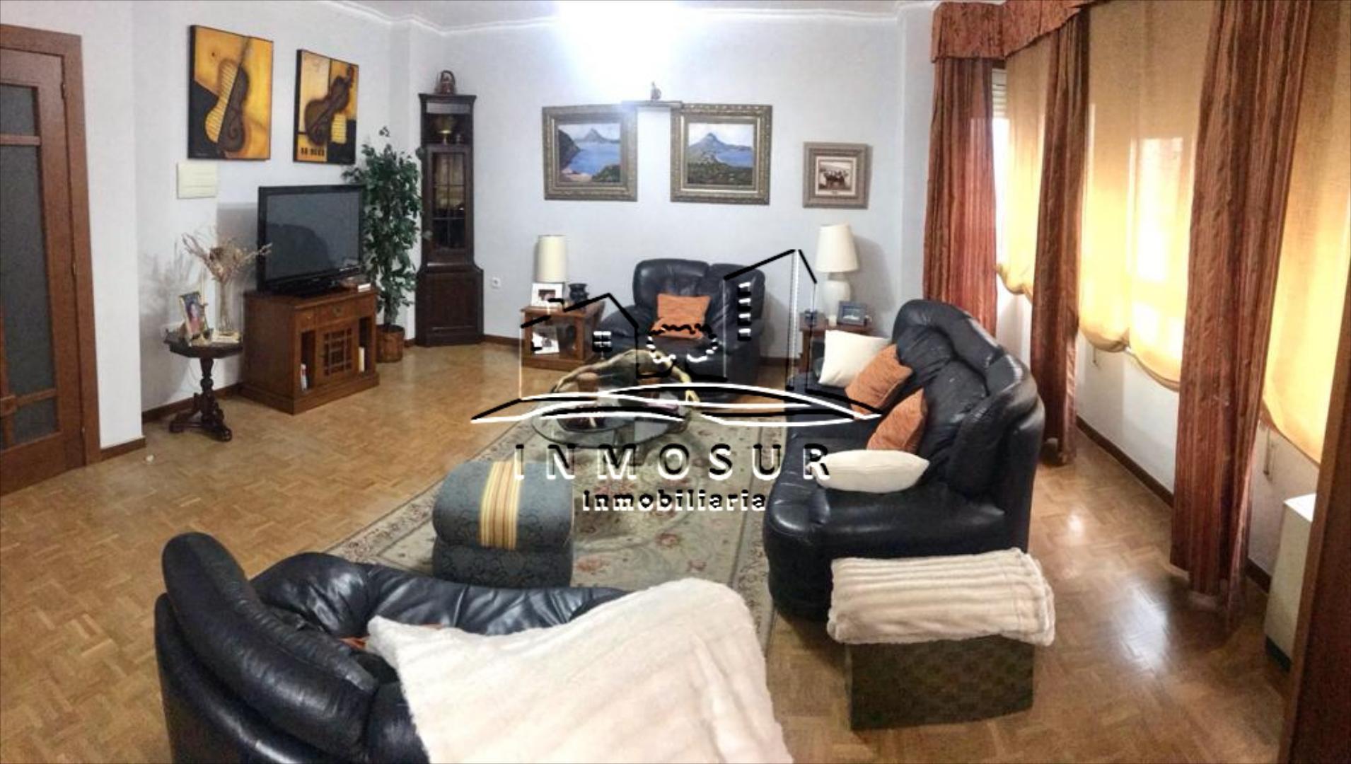 Casa en pleno centro de Lucena, junto al Coso y la Plaza Nueva distribuida en cuatro plantas. La planta baja cuenta con