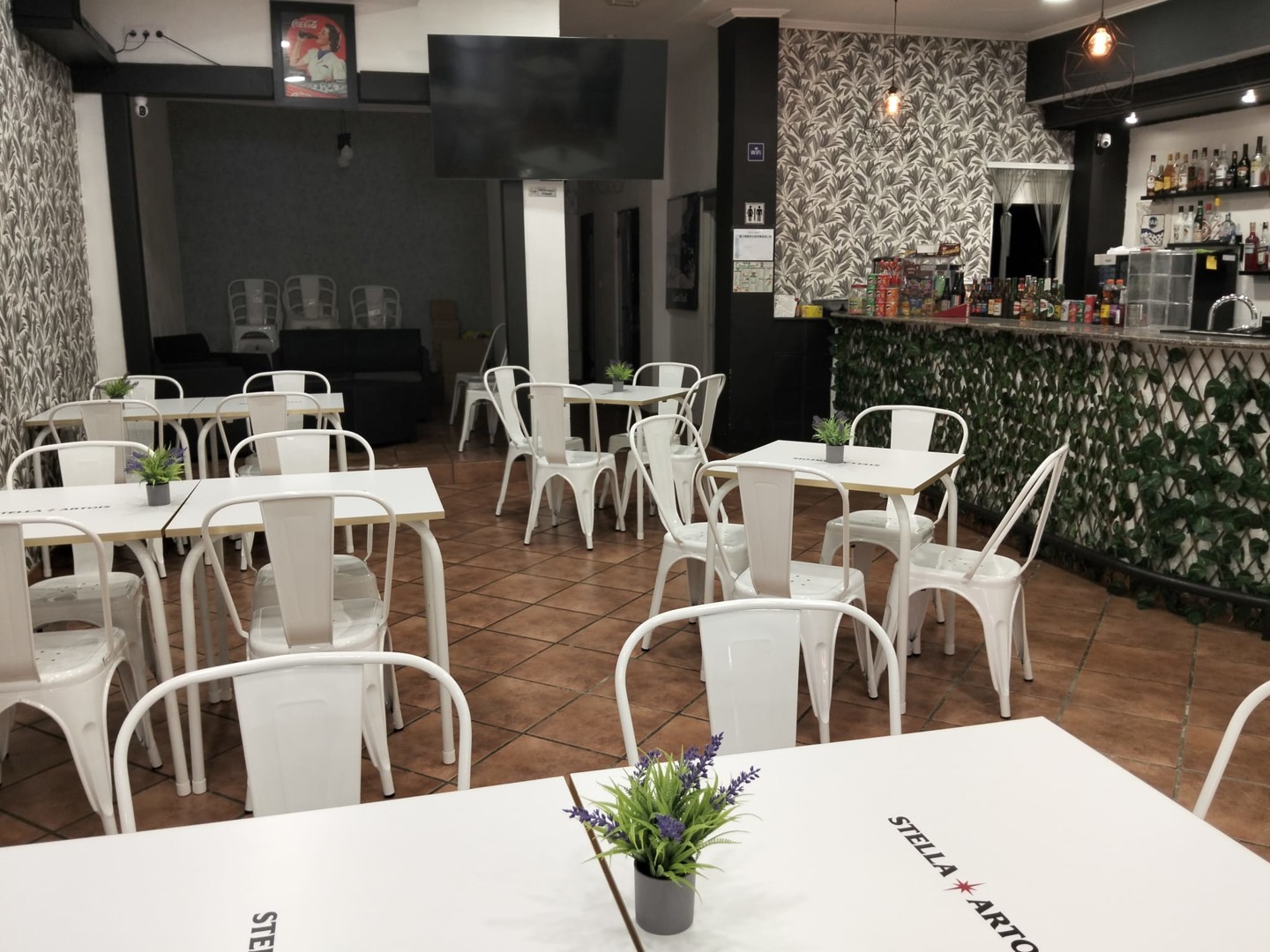 Traspaso bar cafetería totalmente equipada en Picanya, muy cerca al Mercado Municipal.
El local de 170 m2 esta totalmen