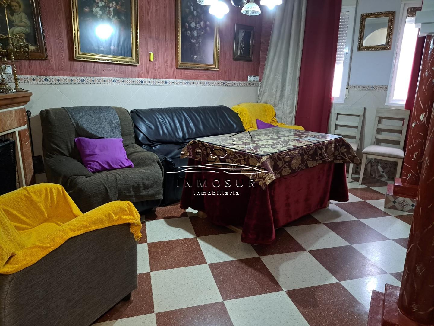 Casa en zona calle Rute. La planta baja de la vivienda dispone de recibidor, salón-comedor, cocina amueblada con despens