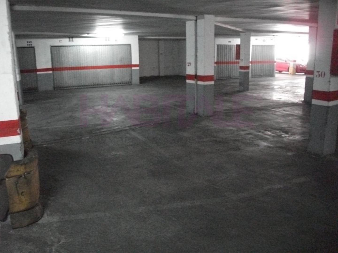 Plaza de garaje en zona muy saturada de coches con difícil aparcamiento, con posibilidad de comprar la de al lado Oportu