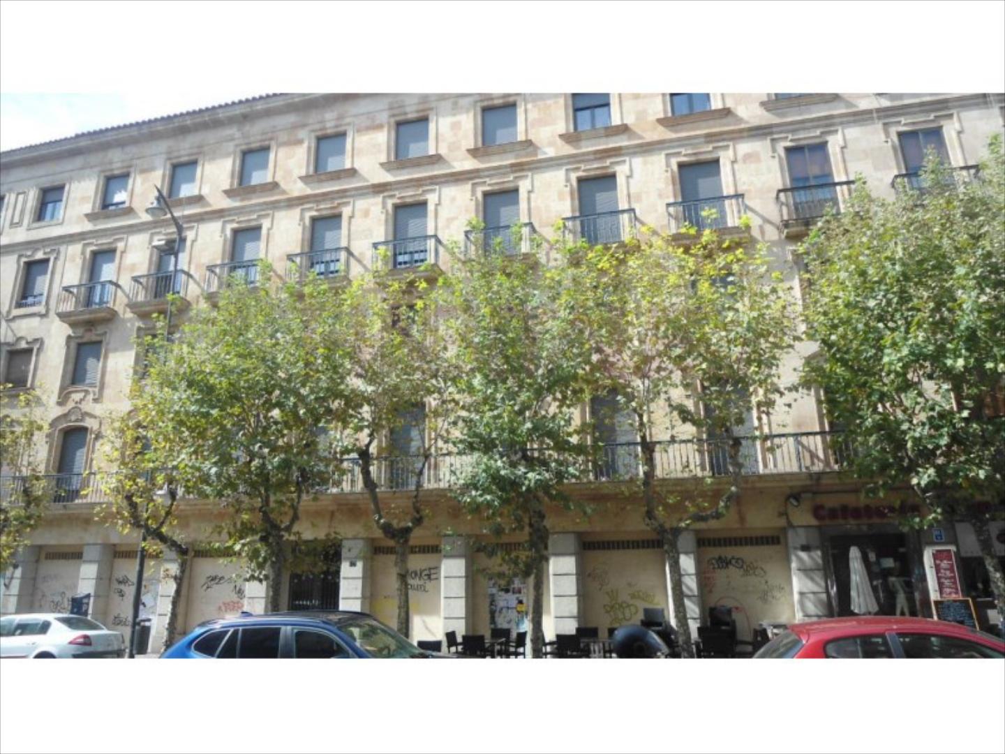 Se alquila local en bruto en Gran Vía, de 134 m2, totalmente diáfano, con más de 3 metros de altura de techo, con dos sa
