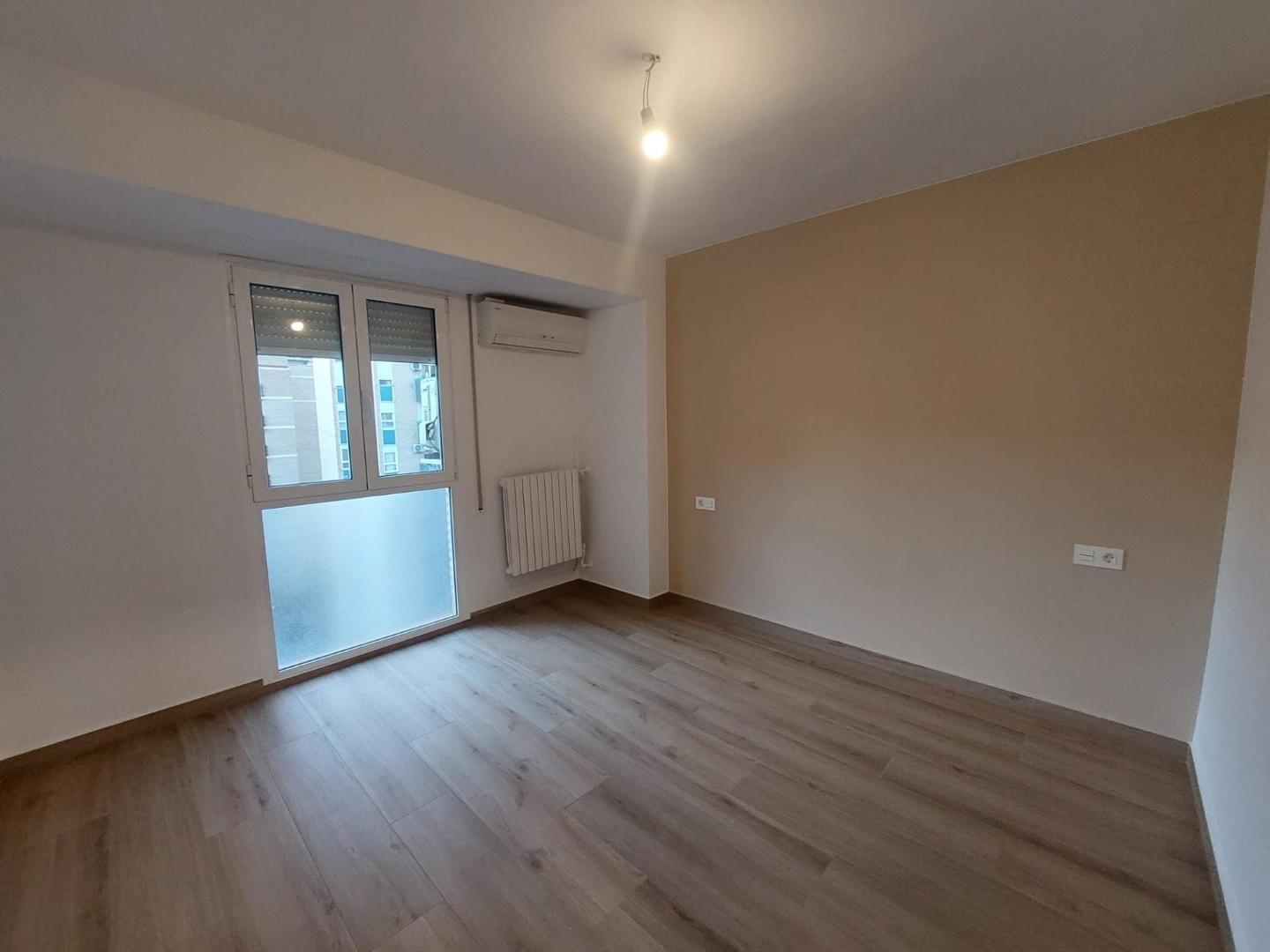 Descubre este atractivo piso de alquiler ubicado en la codiciada zona de Romareda, ideal tanto para . Situado en una sép