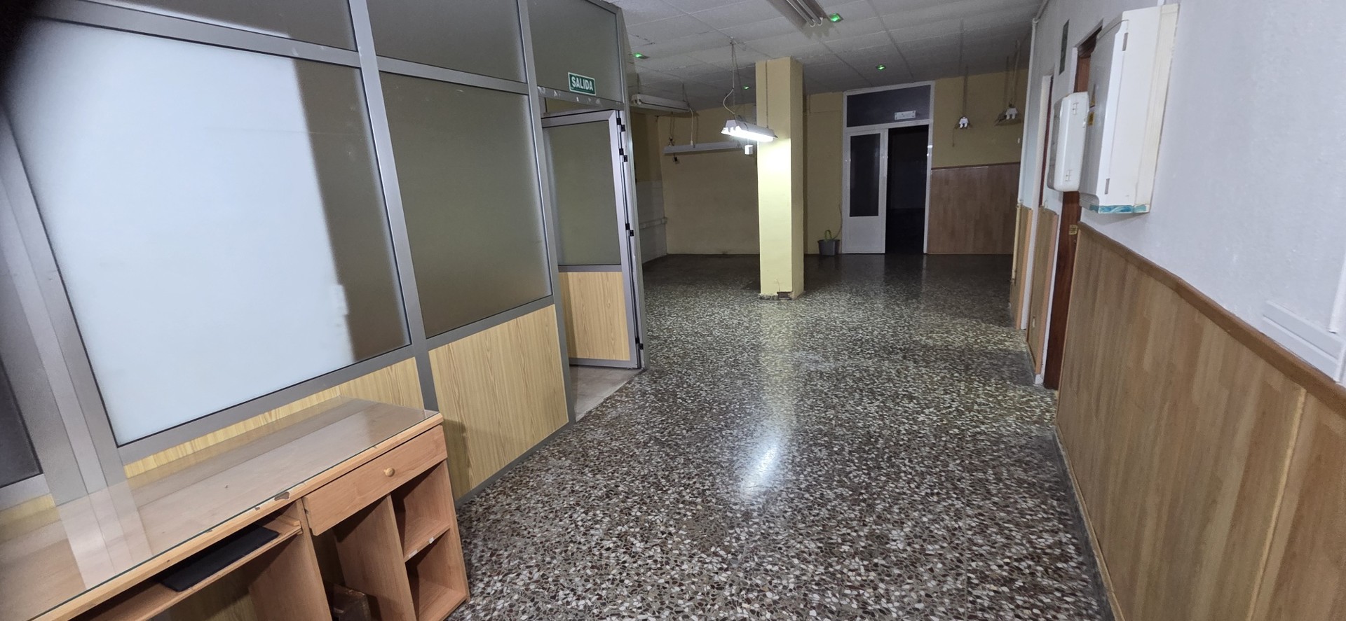Loca de unos 85 m2. con dos baños, despacho con caja fuerte y amplio almacén. Precio 450 euros. Se podría ampliar con