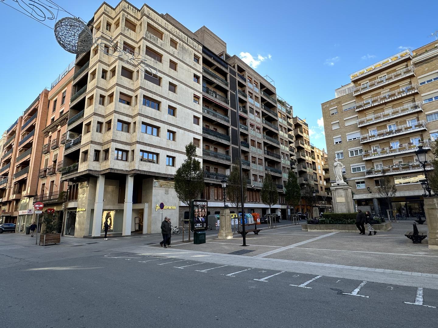 Gran piso en venta para quienes buscan una vida urbana de alta calidad en el centro de Huesca. Con una superficie de 180