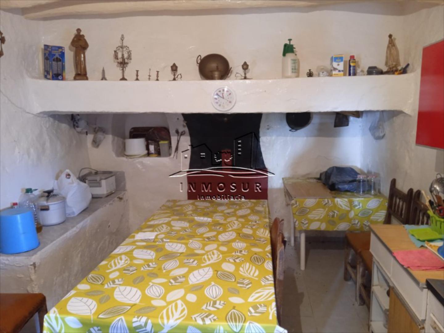 Cortijo en zona Poleares. Dispone de una parcela de 475 m2. y una vivienda en dos plantas. La planta baja cuenta con sal