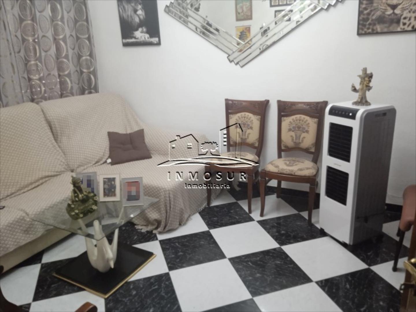 Casa en zona la Calzada. Cuenta con sótano con rampa de acceso para vehículos. La planta baja dispone de recibidor, saló