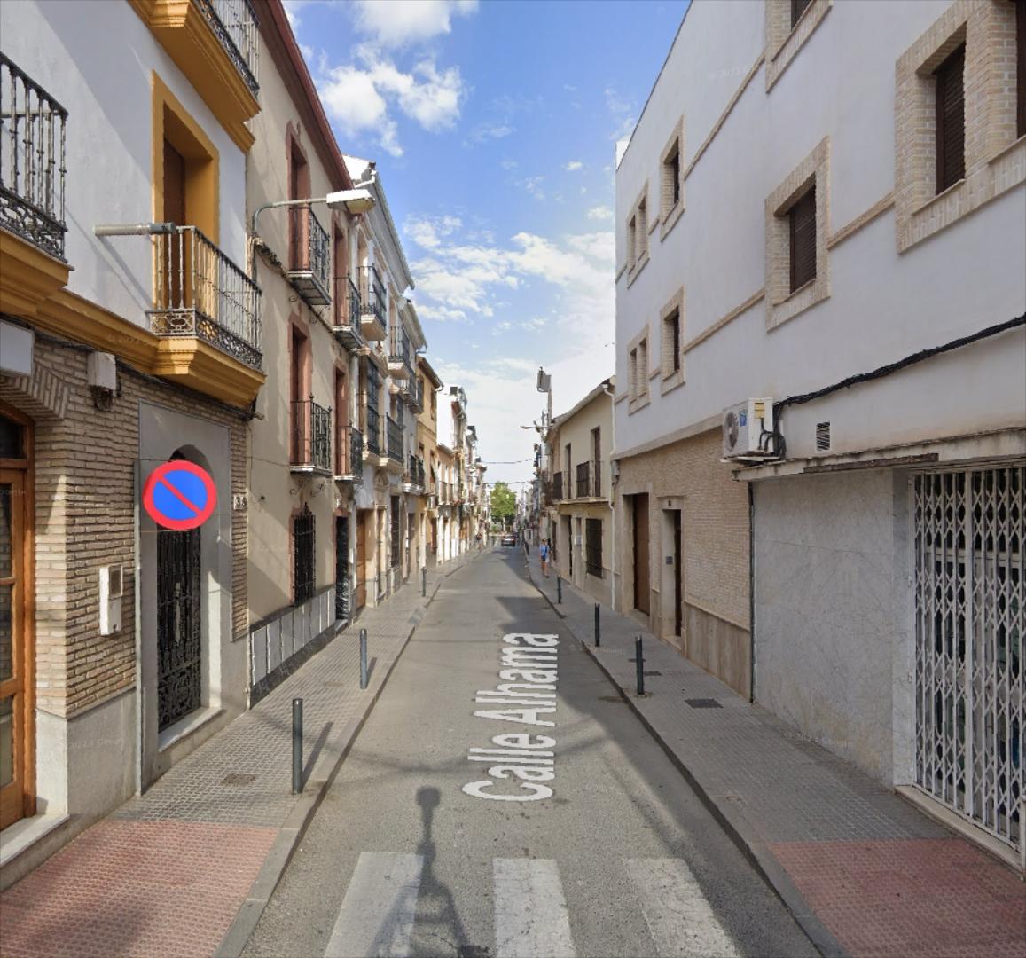 Casa en zona calle Alhama. Cuenta con una superficie de parcela de 153 m2. y una superficie construida de 187 m2. La pla