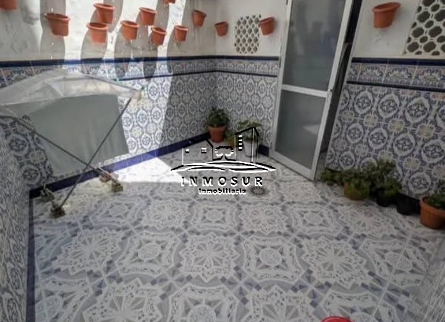 Piso en planta baja en zona calle Ancha. Cuenta con recibidor, salón-comedor, cocina, cuarto de baño, dos dormitorios, l