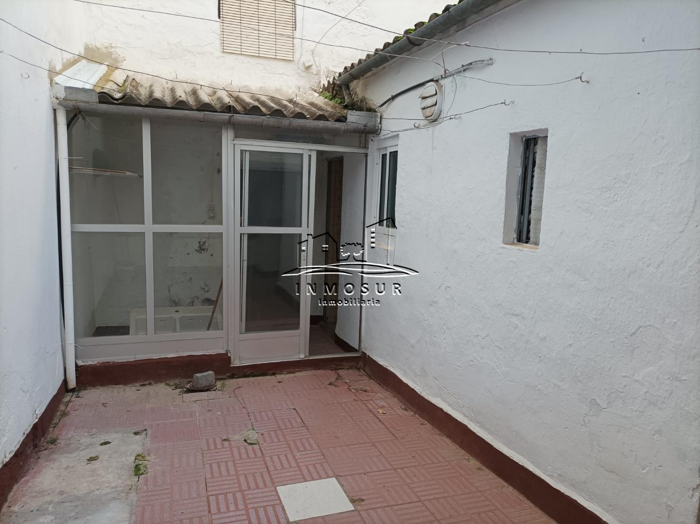 Casa en zona Llano de las Tinajerías. Cuenta con una superficie construida de 112 m2., distribuidos en dos plantas. La p
