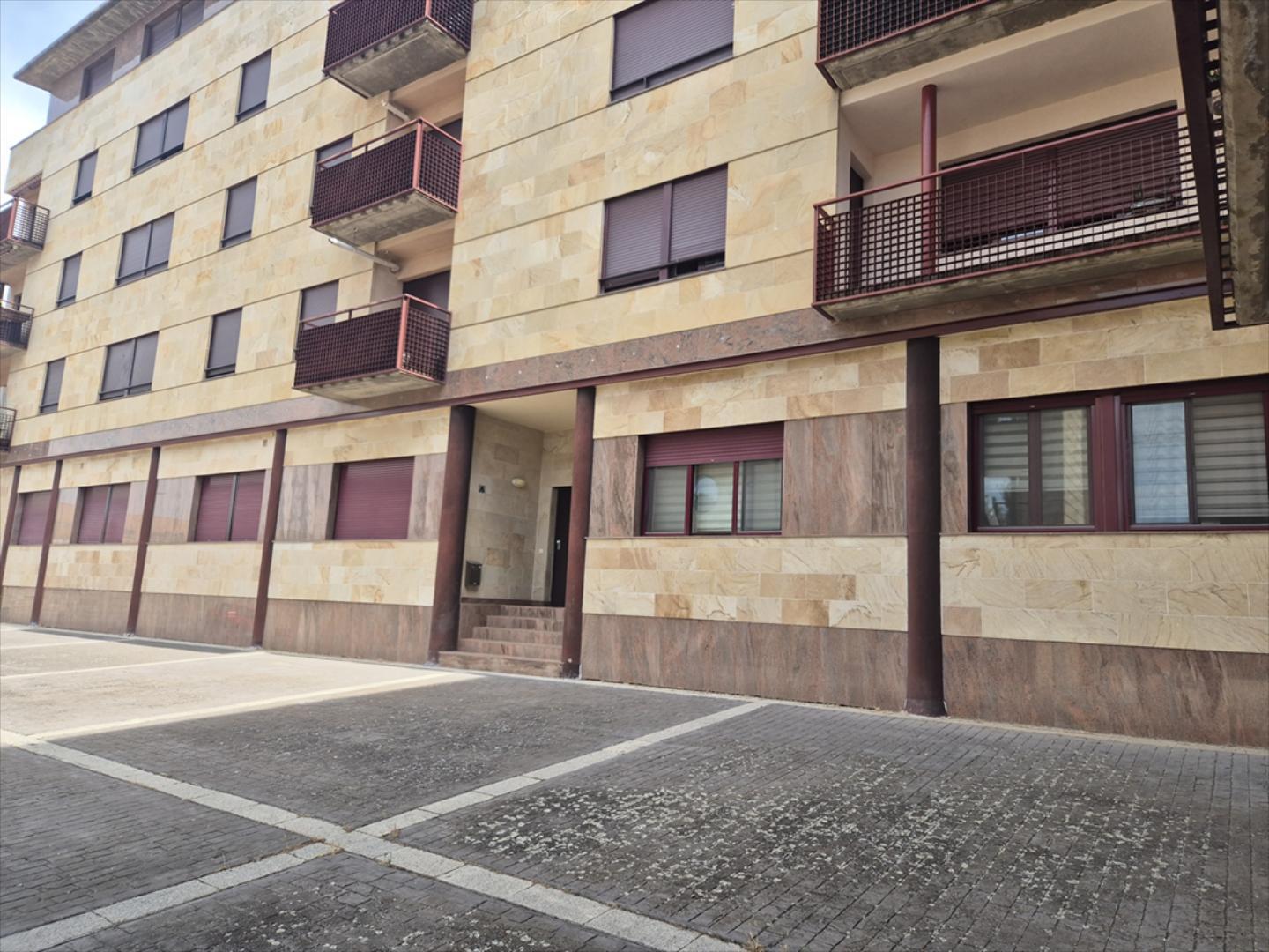 Se vende plaza de garaje de gran tamaño y fácil maniobra, con 33 m² construidos y 20 m² útiles, ubicada en una zona muy