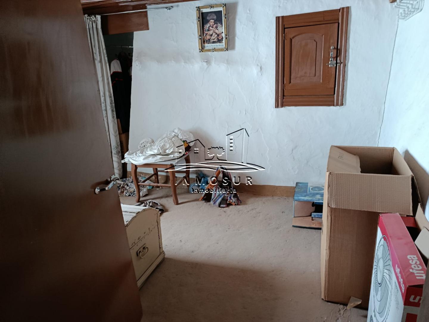 Casa en zona calle Catalina Marín. Cuenta con una superficie de parcela de 120 m2. y una fachada de 4,3 m. Para reforma
