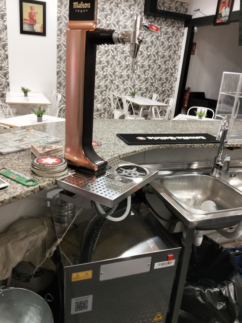 Traspaso bar cafetería totalmente equipada en Picanya, muy cerca al Mercado Municipal.
El local de 170 m2 esta totalmen 4