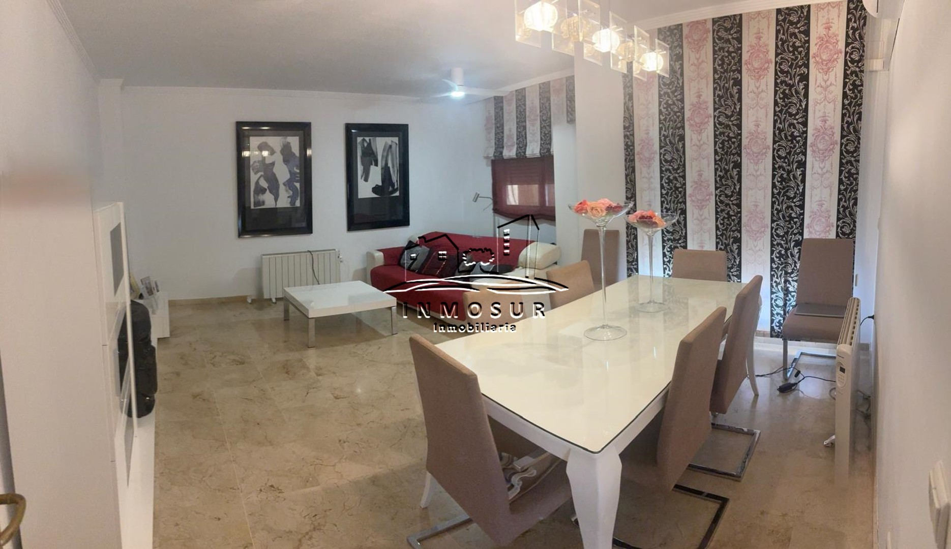 Ático en zona Arenal. Cuenta con un amplio salón-comedor de 29 m2., cocina amueblada, dos cuartos de baño (uno de ellos