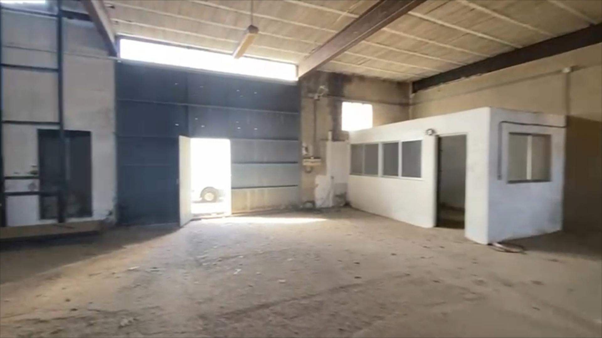 Nave en zona Calzadilla del Valle. Cuenta con una superficie de 532 m2., distribuidos en dos plantas de 266 m2. cada una