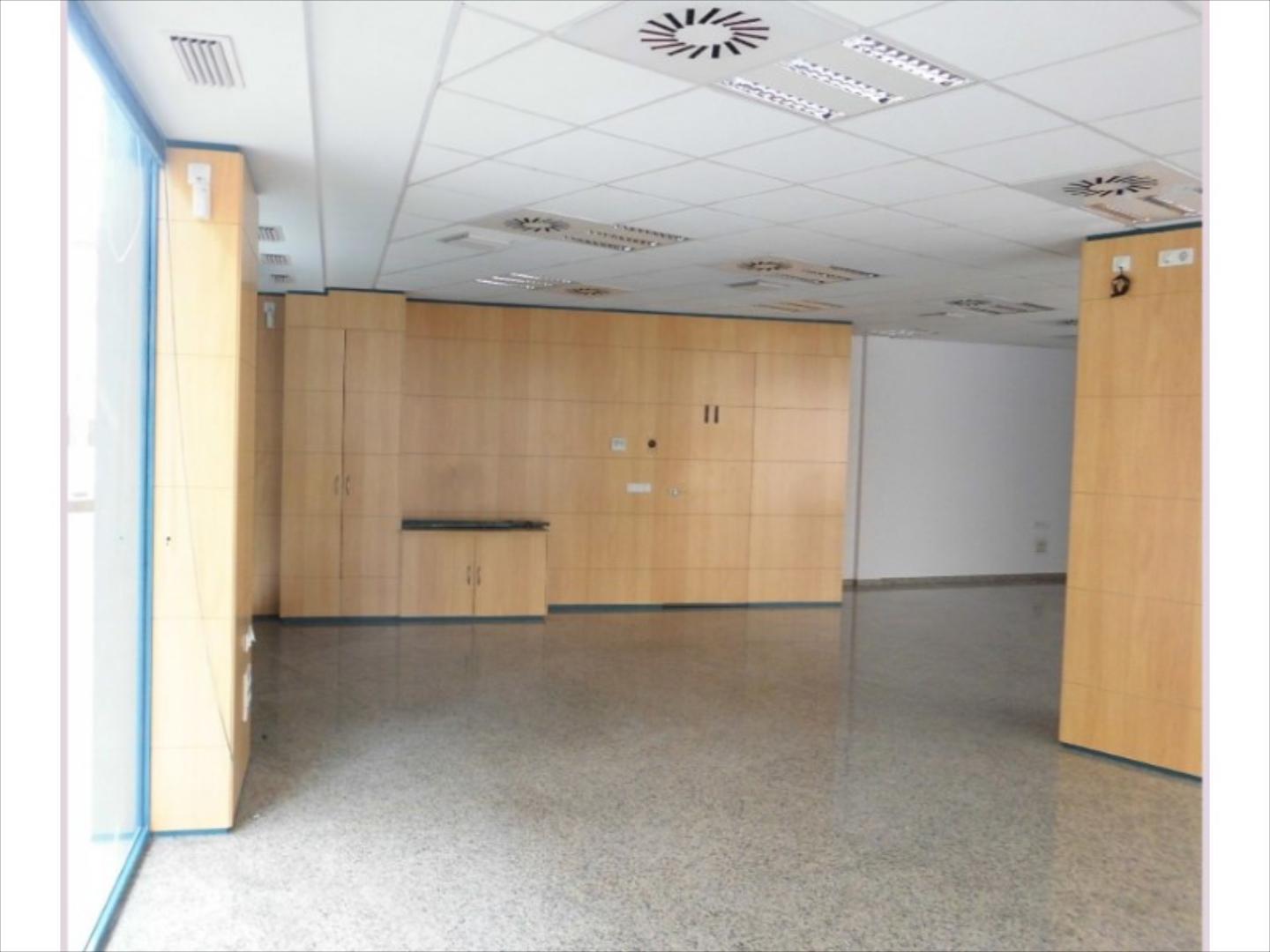 Local en una zona de las zonas comerciales más importantes de Lucena. Tiene una superficie de 164 m2. útiles. Escaparate