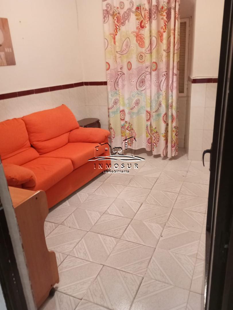 Casa en zona calle Cabrillana. La vivienda dispone de un solar de 80 m2. y una superficie construida de 88 m2., distribu