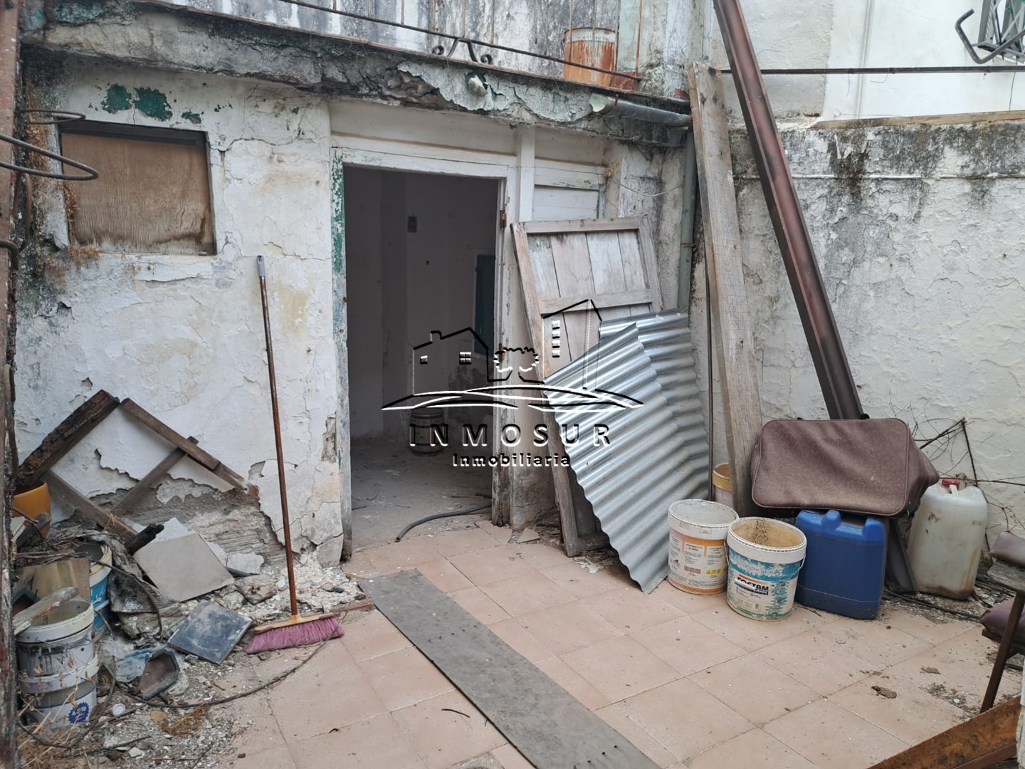 Casa para reformar o derribar en zona calle Arévalo. Cuenta con una superficie de solar de 86 m2. y una fachada a calle