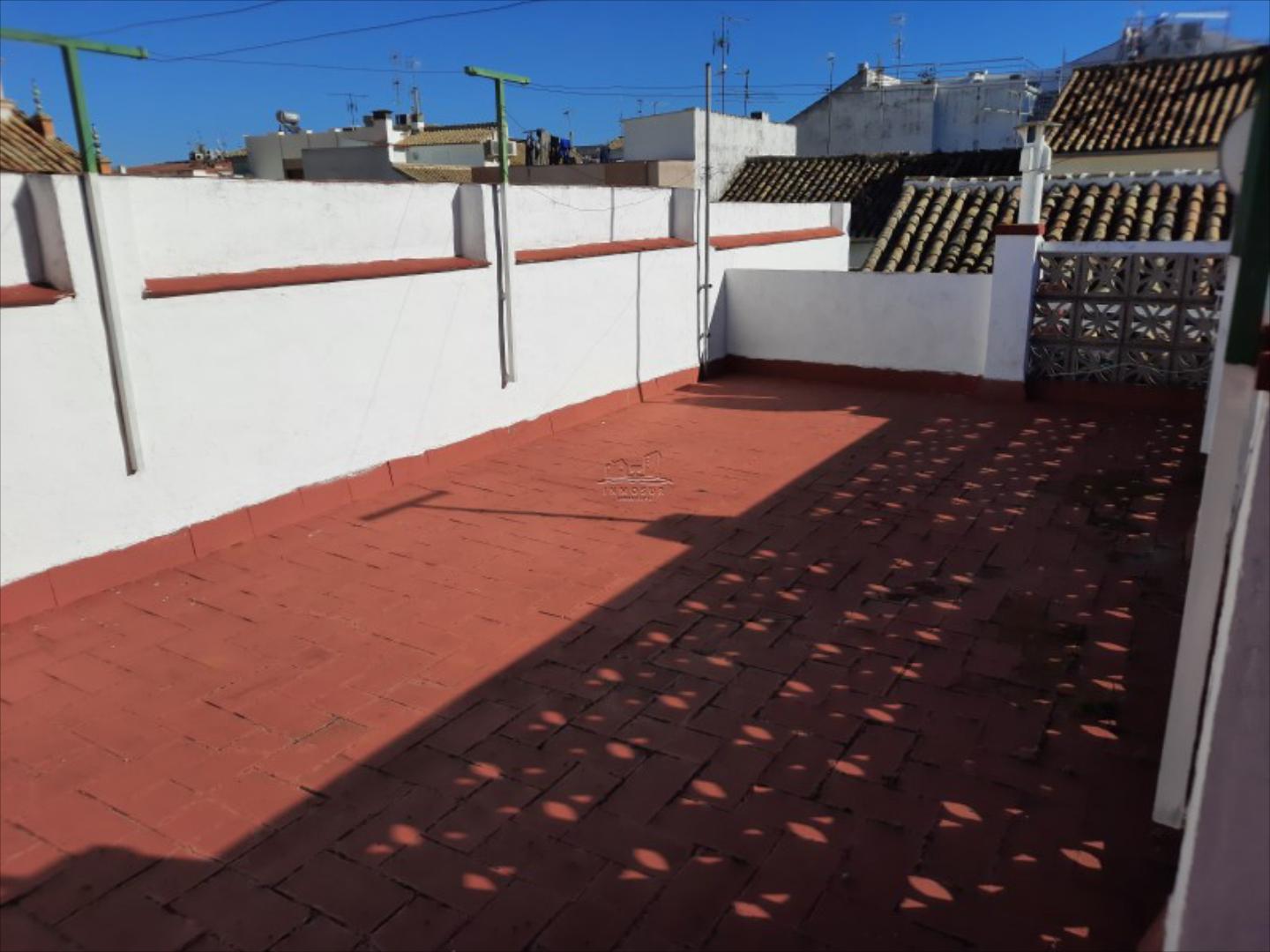 Casa en zona semicentro con una superficie de parcela de 255 m2. y una superficie construida de 280 m2. en dos plantas.