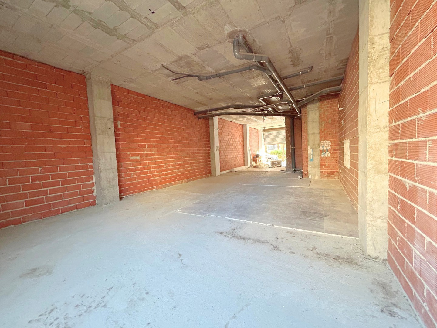 Local comercial de 118 m2 en la Calle de la Comare Pilar Marti de Torrent, prácticamente en frente del Restaurante Saona