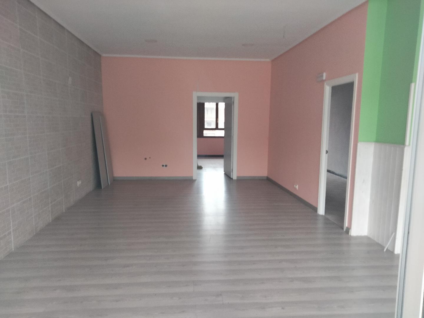 Local en venta en Portugalete, zona Abatxolo, reformado, 95 m2, 2 escaparates, persiana de rejilla, 4 estancias, aseo y